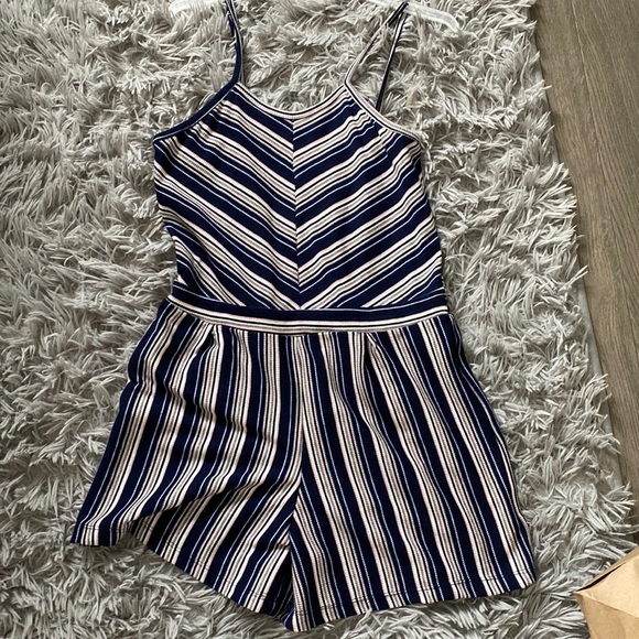 This is a romper. It is comfy. I am selling this outfit because it didn’t fit me - Picture 1 of 3